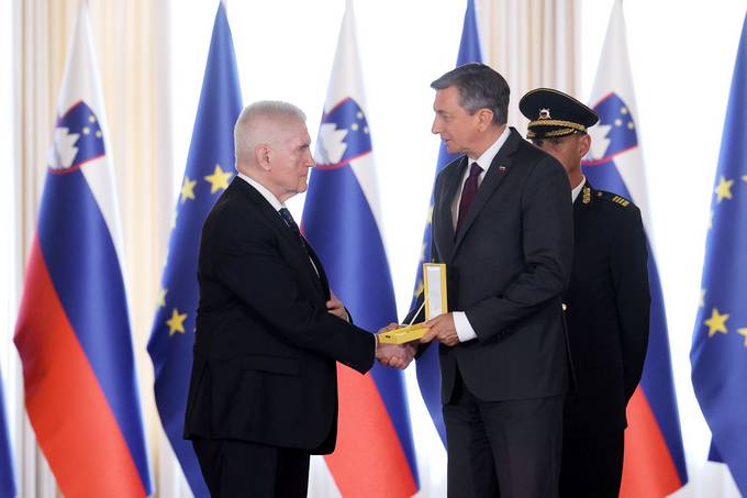 Predsednik republike je od dnevu državnosti na posebni slovesnosti v Predsedniški palači vročil državno odlikovanje dr. Ludviku Toplaku
